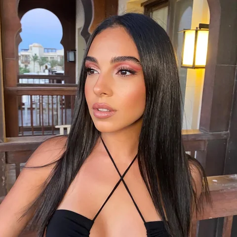 Sunlit celebrity glow with sleek waves — natural glam by Aya Abdelhamid